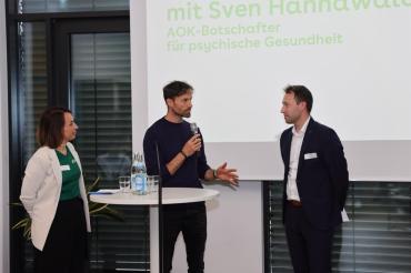 Sven Hannawald (Mitte) im Businesstalk mit Michaela Kluger (AOK) und Matthias Hausmann (IHK) - Anna Falch