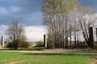Die Reste der Einflughalle an der Straße nach Maihingen. 