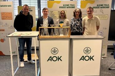 Freuen sich gemeinsam über den Stopp der NachhaltICHkeitsArena in Rain (v.l.n.r.): Rektor Christian Sattich, Zweiter Bürgermeister Manuel Paula, Lehrkraft Melanie Eubel, AOK-Gesundheitsfachkraft Cornelia Zink und Jonas Landes.