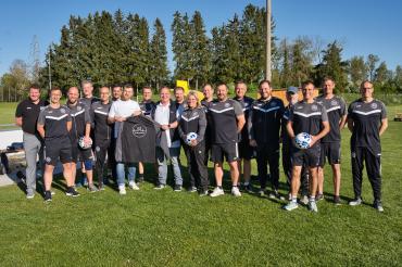 Jugendtrainer des SG Tapfheim in neuer Vereinskleidung