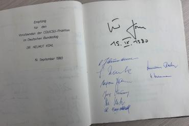 Helmut Kohl war am 19. September 1980 im Rahmen des Bundestagswahlkampfes in Donauwörth. Obwohl Franz Josef Strauß (CSU) der Kanzlerkandidat der Union für die Bundestagswahl am 5. Oktober 1980 war, unterstützte Helmut Kohl als CDU-Vorsitzender und Oppositionsführer den Wahlkampf aktiv.