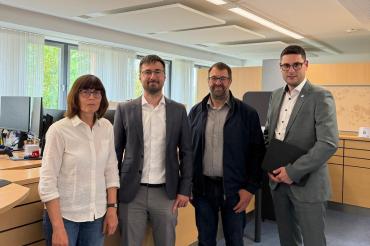 Christa Pirsig, Leiterin des Fachbereiches Verkehrswesen, Dr. Korbinian Nuber, Abteilungsleiter, Gerd Oefele, neuer Leiter der Zulassungsbehörde und Landrat Michael Dinkelmeier.