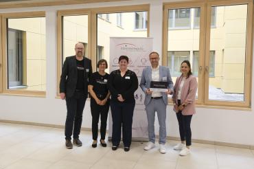 v.l.n.r.: Prof. Dr. Johannes Hasselhorn, Ministerialdirigentin Dr. Christine Modesto, Musiklehrerin Isabella Dorner, Schulleiter Tobias Freißler, Mitarbeiterin der Schulleitung Annabell Kaps