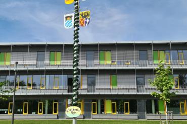 Maibaum auf Schulplatz der Realschule und Mittelschule Rain