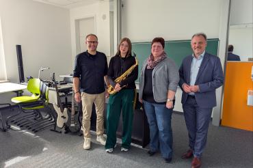 Schulleiter Tobias Freißler, Schülerin Lea Mohs, Musiklehrerin Isabella Dorner, MB Bernhard Buchhorn