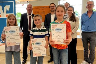 Mathematik-Sieger im Landkreis: Marleen, Noah und Erick (v.l.n.r.) aus der Klasse 3c der Grundschule Oettingen fahren zum schwäbischen Finale nach Augsburg. 