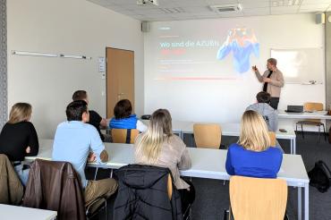 Marco Zinsmeister (Referent) zeigt in einem Vortrag am Technologie Centrum Westbayern neue Wege zur Gewinnung von Azubis auf.
