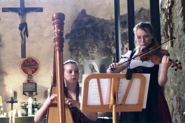 Die Schwestern Anna und Mia Berger. 