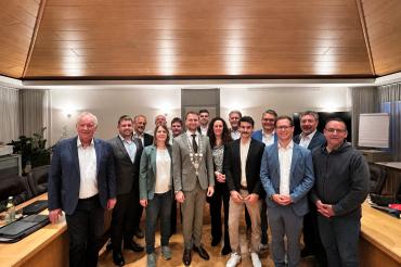 Der neue Gemeinderat der Gemeinde Asbach-Bäumenheim (von links): Manfred Seel, Manuel Uhl, Michael Haller, Hansrobert Schimmer, Bianca Uhl, Otto Uhl, Bürgermeister Florian Mittler, Simon Lechner, Heike Hippe, Andreas Mayer, Johannes Mayer, Peter Naumann, Frederik Hintermayr, Roland Neubauer und Lars Maier. Auf dem Bild fehlen die Gemeinderäte Benedikt Gerstner und Werner Rauch. 