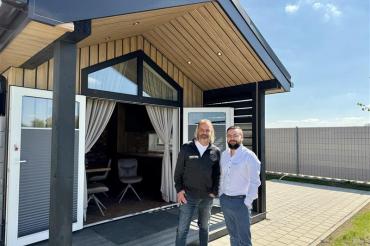 Auf dem Bild zu sehen (von links): Andreas Pförtsch, Vertriebsleiter Wohnbau Schwaben GmbH und Victor Lebedew, Geschäftsführer Lebedew Firmengruppe. 