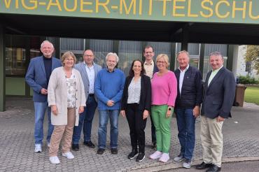 Der Förderverein der Ludwig-Auer-Mittelschule hielt seine Hauptversammlung 2026 ab. Die Vorstandschaft v. links Jörg Fischer, Rektorin Heike Ritzka, die Revisoren Simon Srownal und Dr. Ralf Loitzsch, Schriftführerin Christine Hörmann, Elternbeirat Stefan Görlich, Beisitzerin und Schulreferentin Bärbel Stahl, 1. Vorstand Werner Freißler und Beisitzer Bürgermeister Albert Riedelsheimer. Es fehlen Schatzmeister Helmut Meyer und 2. Vorstand Josef Reichensberger.