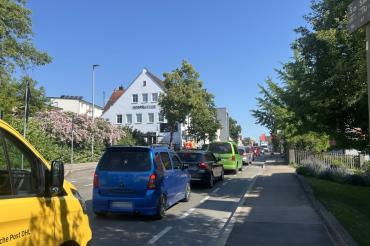 Eine Ampel regelt den Verkehr an der Baustelle in der Nürnberger Straße. Das sorgt für lange Rückstaus. 