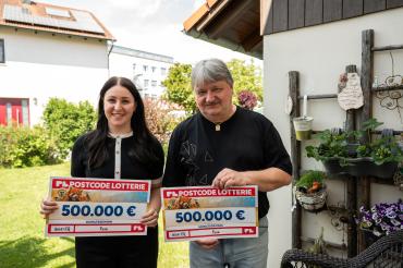 Die beiden Gewinner*innen Simone und Bojan freuen sich über insgesamt 1. Million Euro.