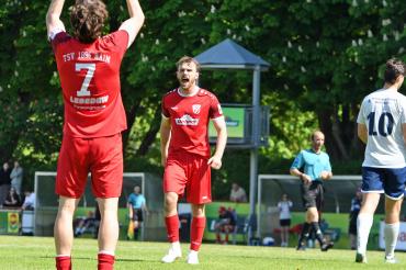 Eric Adam (Nr. 7) und Dennis Lechner freuen sich nach dem 3:1 