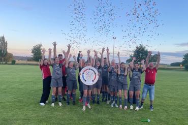 Die B-Juniorinnen der SG Wechingen-Alerheim-Deiningen feiern ihren Titel.