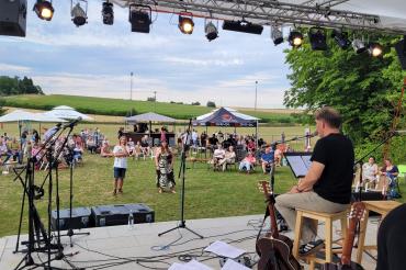 Feiern bis in die Nacht kann man bei Sounds im Grünen. Nachmittags ist es eher gemütlich und es kommen Familien voll auf ihre Kosten.