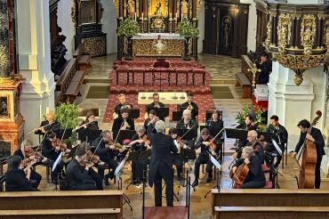 Das Bayerische Kammerorchester unter Johannes Moesus in Rosettis Serenade B25.