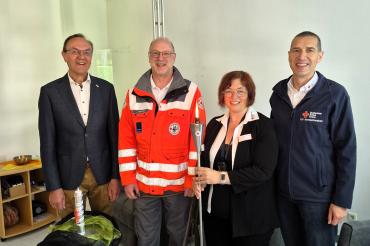 v.l.n.r. Johann Natzer (BRK-Kreisvorsitzender), Jan Siewert (BRK-Rettungshundestaffel Nordschwaben) mit Rettungshund Miko, Diana Bader (Leitung BRK-Tagespflege), Arthur Lettenbauer (BRK-Kreisgeschäftsführer)