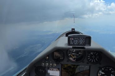 In fast 3000 Meter Höhe spendeten die Wolken am vergangenen Wochenende dem Segelflugzeug etwas Schatten.