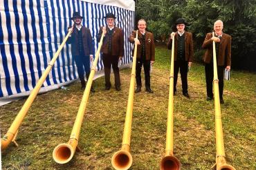 Hubert Färber und seine Musikkollegen mit ihren Alphörnern