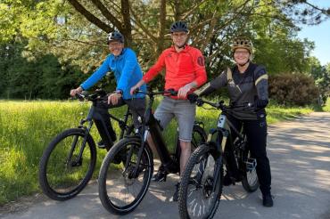 Der neue Radverkehrsbeauftragte des Landkreises Donau-Ries Stefan Roßkopf, Landrat Michael Dinkelmeier und die bisherige Radverkehrsbeauftragte Bianca Kratzsch.