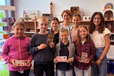 Bianca Voß mit einigen der prämierten Leser des Gymnasiums Donauwörth