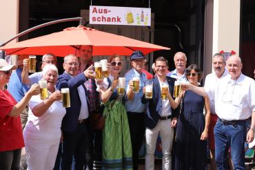 Der Fassansticht von Schirmherr David Wittner beim sehr gut besuchten Spitalhoffest 2023. V.l.n.r Ursula Pisko, Martin Hertle, Günter Schwendner, Michael Stetz, Barbara Heilbronner-Zuber, Andreas Hagner, David Wittner, Hermann Faul, Katja Wittner, Thomas Mittring, Uwe Dolzer