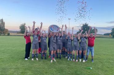 Die B-Juniorinnen der SG Wechingen-Alerheim-Deiningen feiern ihren Titel.
