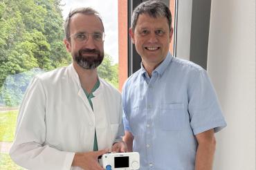 v.l.n.r.: Dr. Alexander Indrich (Chefarzt Anästhesie), Dr. Gerhard Hobelsberger (Vorsitzender Freundeskreis)