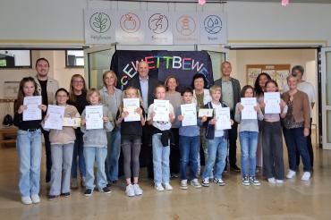 Im Vordergrund die neun teilnehmenden Schülerinnen und Schüler aus den Grundschulen Tagmersheim, Kaisheim, Monheim, Wolferstadt und Wemding mit Rektorin Margit Stimpfle (rechts). In der zweiten Reihe 7 Juroren und die beiden Klassleiterinnen der 4. Klassen: Verena Galgenmüller (2.v.l) und Andrea Renner (hinten ganz rechts). Siegerin Luna Langenfeld (erste Schülerin ganz rechts)
