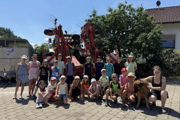 Die 2a der Leonhart-Fuchs-Grundschule auf ihrem Ausflug auf den Bauernhof.