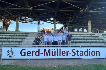 Die Mitglieder des Sportbeirates mit dem Oberbürgermeister der Stadt Nördlingen und Vertretern der Vorstandschaft des TSV Nördlingen.