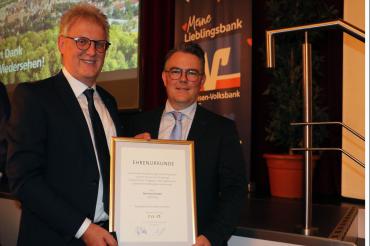 Goldene Ehrennadel für Bernhard Ströbele