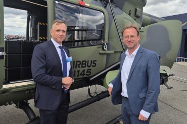 Das Foto zeigt MdL Wolfgang Fackler (rechts) mit dem Deutschland-Chef von Airbus Helicopters Deutschland, Stefan Thomé vor dem U145.