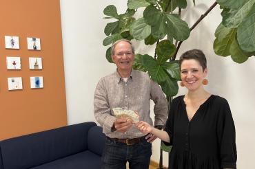 Bei der Spendenübergabe - links Autor Heinz Rötlich, rechts Kathrin Häffner.