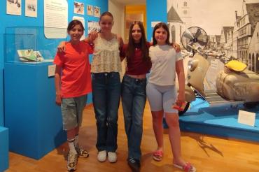 Die Museumsexpertinnen Nele, Charlotte, Emma und Alina in der Studioausstellung