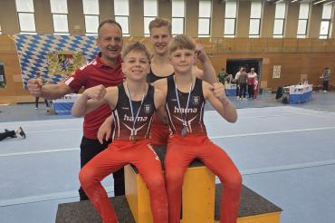 Adrian Gross, Philipp Dörner, Sascha Wilhelm als beste Monheimer Einzelturner mit Trainer Roland Grimm auf der „Bayerischen“.