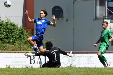 Eric Adam chippt den Ball über den Gundelfinger Keeper Valentin Rommel zum 2:1