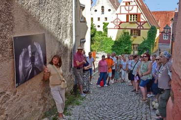 Zahlreiche Interessierte nahmen am Sonntagabend an einer Führung durch die Freilichtgalerie „KlangFingerSpiel“ in der Harburger Altstadt teil. 