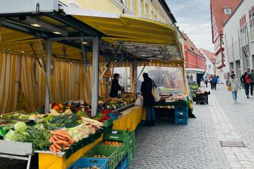 Der Nördlinger Wochenmarkt wird aufgrund des Altstadtflohmarkts auf Freitag, den 31. Juli 2026 vorverlegt.