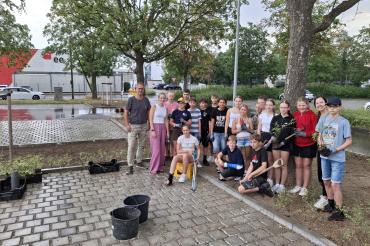 Zweiter Bürgermeister Steffen Höhn (links) war an beiden Pflanztagen vor Ort und dankte den Schülerinnen und Schülern der Wirtschaftsschule Nördlingen für ihren engagierten Einsatz bei der Begrünung des Parkplatzes im Rieser Sportpark.