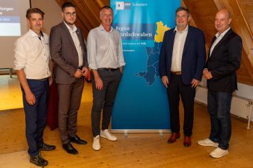 Andreas Dirr (Vorsitzender der IHK-Regionalversammlung Donau-Ries), Michael Dinkelmeier (Landrat Donau-Ries), Alexander Merenda (Vorsitzender IHK-Regionalversammlung Dillingen), Markus Müller (Landrat Dillingen), Dr. Marc Lucassen (Hauptgeschäftsführer IHK Schwaben)