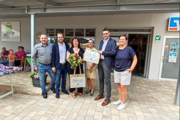 Alerheims Bürgermeister Alexander Joas, Stabstellenleiter Klemens Heininger, Michaela Ohmüller vom Dorfladen Alerheim, Silvia Vidmar-Pohl, die Nachhaltigkeitsbeauftragte des Landkreises, Landrat Michael Dinkelmeier und Johanna Ziegelmeier ebenfalls vom Dorfladen Alerheim (v.l.n.r.)