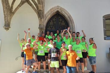 Das Foto kurz vor dem Start zum Stadtlauf mit dem Großteil der Kursteilnehmer mit einigen Betreuern. 