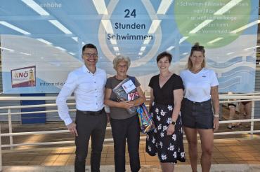 Oberbürgermeister David Wittner gratulierte gemeinsam mit der stellvertretenden Sachgebietsleiterin des Liegenschaftsamts Simone Leidel (2. v. r.) und der stellvertretenden Leiterin der Bäderbetriebe Nicole Hofmann (rechts) der 50.000. Besucherin der Freibadsaison 2026, Hanna Schröpel.