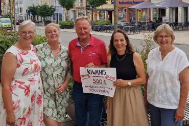 Spende der Kiwanis an Förderverein der Ludwig-Auer-Mittelschule