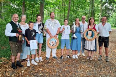 v.l.n.r.: Ingo-Peter Lehmann (Wolperdingerpokal), 1. Gauschützenmeisterin Heike Wildfeuer-Fick, Sean-Ryan Hanke (Schützenprinz), Laura Göbel (Jugendkönigin und Vereinsmeisterin Jugend), Dominik Spies (Schützenkönig & Königsscheibe), Jonas Göbel (Vereinsmeister Schüler), Michaela Göbel (Damenpokal & Stöcklepokal), 1. Bürgermeister & Schützenkommissar Karl Rehm, Angelika Kefer (Klaus-Meier-Gedächtnisscheibe), 1. Schützenmeister Christian Pelz