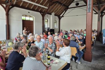 Beste Stimmung beim Sommerfest des Seniorenbeirats: Rund 200 Gäste genossen einen unterhaltsamen Nachmittag mit Musik, Tanz und guter Gemeinschaft in der Sommerhalle.