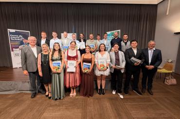 Mit dem Staatspreis der bayerischen Kultusministerin Anna Stolz wurden v. l. Frau Michaela Kaiser und Herr Manuel Rieder (beide Fachrichtung Sanitär-, Heizungs- und Klimatechnik) und Frau Susanne Zahner (Fachrichtung Kunststofftechnik und Faserverbundtechnologie) für hervorragende Leistungen in der Abschlussprüfung geehrt.  Die Urkunden übergaben der stellvertretende Landrat Martin Stegmair, Schulleiterin Anja Behnke und der Fachbereichsleiter der Technikerschule, Konrad Fieger.