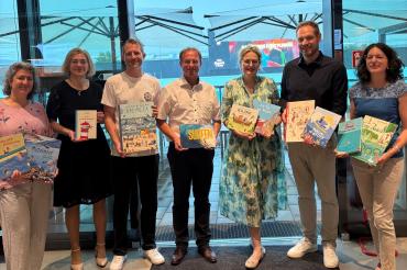 v.l.n.r.: Valerie Stromberger (Gemeindebücherei Hallbergmoos), Sabine Adolph (Diözesanbibliothekarin München und Freising), Stefan Schumm (Head of Marketing bei o2-Surftown), Wolfgang Fackler, MdL (Bürgerbeauftragter der Bayerischen Staatsregierung), Dr. Claudia Maria Pecher (Leitung Politik, Bibliotheken, Kommunikation im Sankt Michaelsbund), Bejamin Henn (Erster Bürgermeister Hallbergmoos), Jennifer Weindauer (Leitung Gemeindebücherei Hallbergmoos).